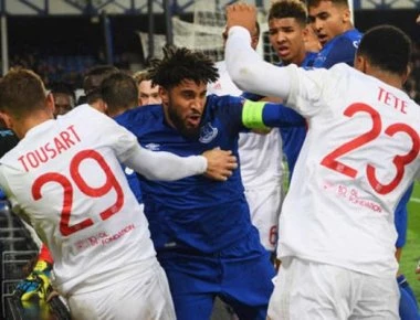 Το ντέρμπι που έγινε «κόλαση»... από τη μασέλα του διαιτητή